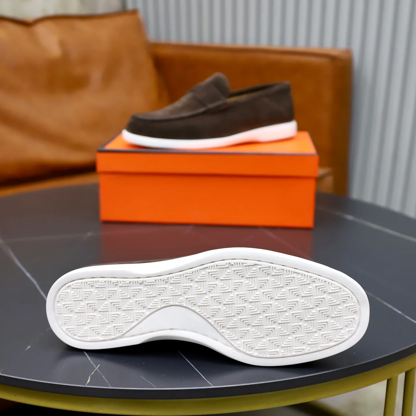 Ex-factory price: 540💰Hermès/Hermès slip-on men's shoes. This shoe is made of imported cow suede leather, with simple and smooth lines, and a 3CM rubber foam ultra-light sole combined with aerodynamic design! Youthful and fashionable, H button decoration, contrasting leather embellishment on the heel, calf lining to gently wrap your feet, with embossed logo cowhide feet, leather rock strips, casual and urban style, highlighting youthful vitality, sports and leisure version, super versatile Size number: 38-39-40-41-42-43-44 Standard leather shoe size (45 can be customized but does not support returns)